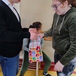 Uczennica składa życzenia uczniowi