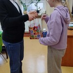 Uczennica składa życzenia uczniowi