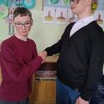 Uczeń składa urodzinowe życzenia koledze