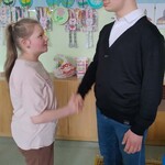 Uczennica składa życzenia uczniowi