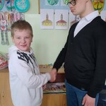 Uczeń składa urodzinowe życzenia koledze