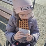 Uczennica je gofra