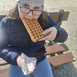 Uczennica je gofra