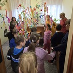 Uczniowie z gaikiem odwiedzają sekretariat