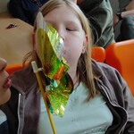 Uczennica dmucha na wiatrak