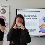 Uczniowie nadmuchują baloniki