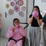 Uczniowie nadmuchują balony