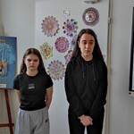 Trójka uczniów w trakcie doświadczenia - ile wytrzymamy bez oddychania?