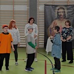 Uczniowie w trakcie odgrywania scenki. Z tyłu stoją trzy nauczycielki