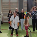 Uczniowie w trakcie odgrywania scenki