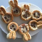 Talerz z ciastkami w kształcie króliczych główek