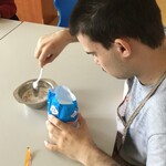 Uczeń wsypuje cukier do miseczki