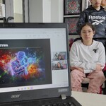 Slajd wyświetlany na ekranie. obok uczniowie biorący udział w lekcji on-line