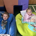 Uczennica i uczeń w trakcie relaksacji
