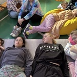 Uczniowie w trakcie relaksacji