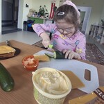 Uczennica kroi ogórka
