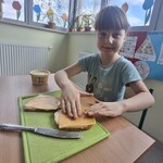 Uczennica układa ser na kanapkę