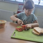 Uczennica kroi pomidora