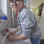 Uczennica myje pomidory