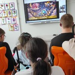Uczniowie biorący udział w webinarze oglądają slajd wyświetlany na ekranie