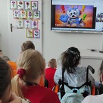 Uczniowie biorący udział w webinarze oglądają slajd wyświetlany na ekranie