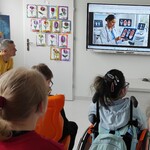 Uczniowie biorący udział w webinarze oglądają slajd wyświetlany na ekranie