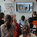 Uczniowie biorący udział w webinarze oglądają slajd wyświetlany na ekranie