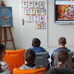 Uczniowie biorący udział w webinarze oglądają slajd wyświetlany na ekranie