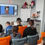 Uczniowie biorący udział w webinarze oglądają slajd wyświetlany na ekranie