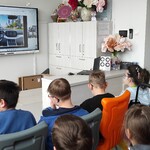 Uczniowie biorący udział w webinarze oglądają slajd wyświetlany na ekranie