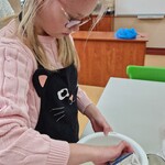 Uczennica wlewa mleko