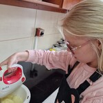 Uczennica miskuje