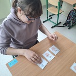 Uczennica układa tematyczna  historyjkę z obrazków