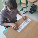 Uczennica układa tematyczna  historyjkę z obrazków