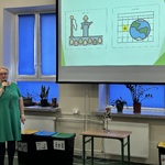 Nauczycielka omawia slajd wyświetlany na tablicy