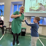 Nauczycielka podaje rękę uczniowi