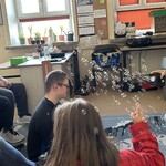 Nauczyciel puszcza bańki, uczniowie łapią