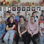 Grupa uczniów biorąca udział w lekcji ciepła