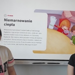 Uczennice na tle slajdu wyświetlanego na tablicy