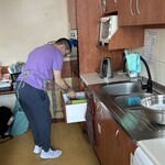 Uczeń wyjmuje z szuflady przybory kuchenne