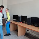 Uczniowie w pracowni komputerowej