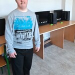 Uczeń w pracowni komputerowej