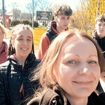 Uczniowie z nauczycielkami w drodze do szkoły