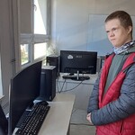 Uczeń w pracowni komputerowej