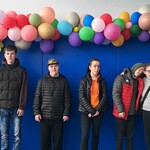 Uczniowie i absolwentka pozują