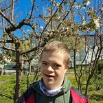 Uczeń stoi pod kwitnącym drzewem