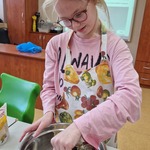 Uczeń miesza produkty w misce