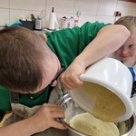 Uczeń przekłada ciasto z miski do miski