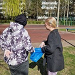 Uczeń i uczennica z workiem na śmieci