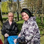 Uczeń wkłada śmieć do worka